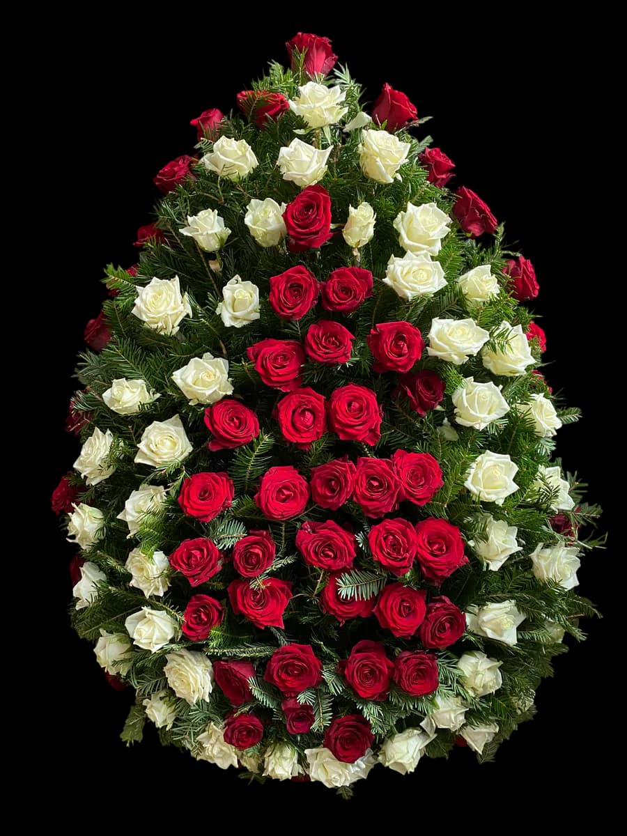 Coroană funerară mare cu trandafiri roșii și albi alternați pe fond de brad