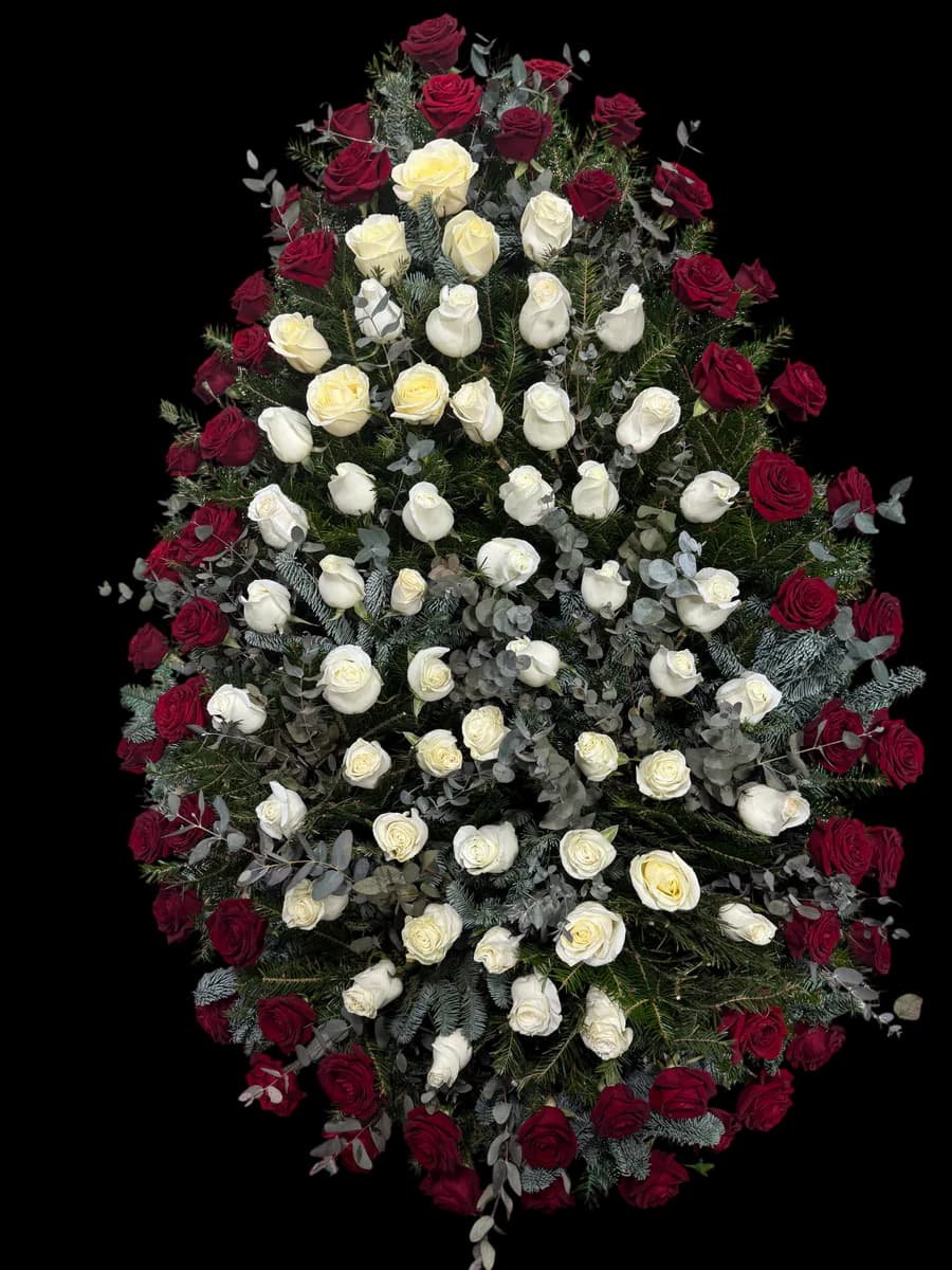 Coroână funerară premium bicoloră cu trandafiri albi, crem și roșii cu frunze argintii