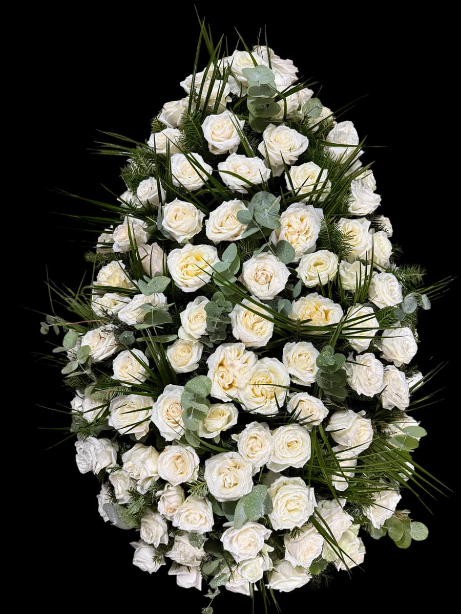 Coroână funerară din trandafiri albi cu eucalipt pe stativ